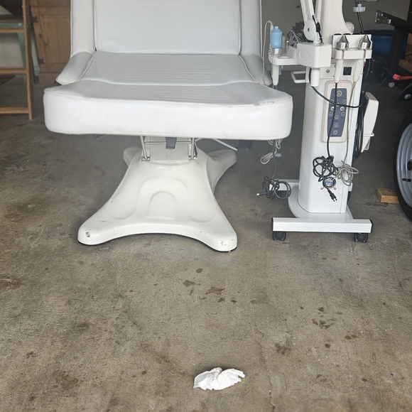 Adjustable White Treatment Table - Picture 6 of 8
